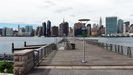 NEW YORK - Blick vom Hunter's Point South Waterfront Park, der Teil des Gantry State Plaza Parks ist, hinüber nach Manhattan (UNO und Chrysler Building)